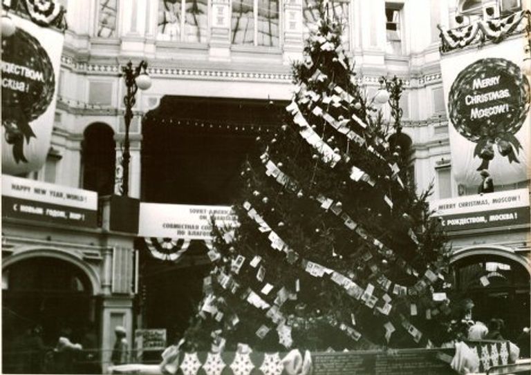 Первая рождественская елка в ГУМе, январь 1991 года Первая рождественская елка в ГУМе, январь 1991 года