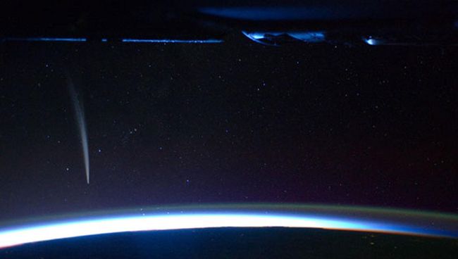 Снимок кометы Лавджоя (C/2011 W3 Lovejoy), сделанный с борта МКС астронавтом Дэно Бербэнком Снимок кометы Лавджоя (C/2011 W3 Lovejoy), сделанный с борта МКС астронавтом Дэно Бербэнком