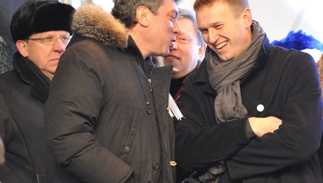 Политик Борис Немцов и блогер Алексей Навальный на митинге За честные выборы в Москве Политик Борис Немцов и блогер Алексей Навальный на митинге За честные выборы в Москве