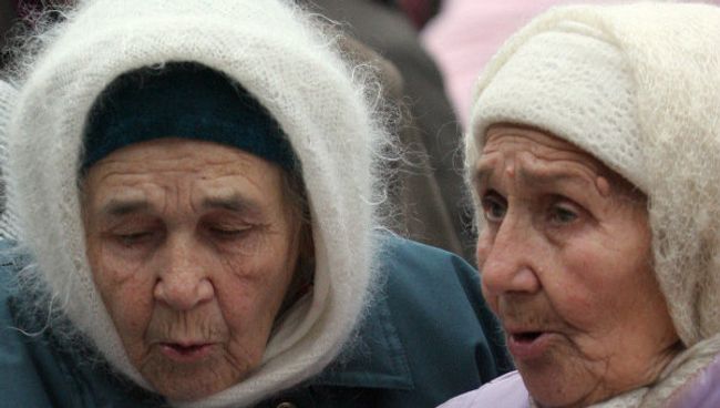 Пенсионеры делают покупки на рынке Пенсионеры делают покупки на рынке
