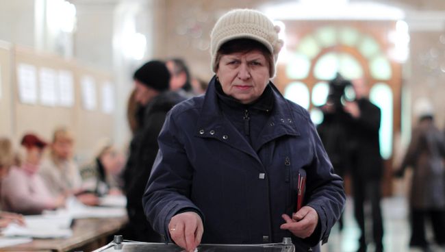 Жительница Тирасполя голосует на одном из избирательных участков. Архивное фото Жительница Тирасполя голосует на одном из избирательных участков. Архивное фото