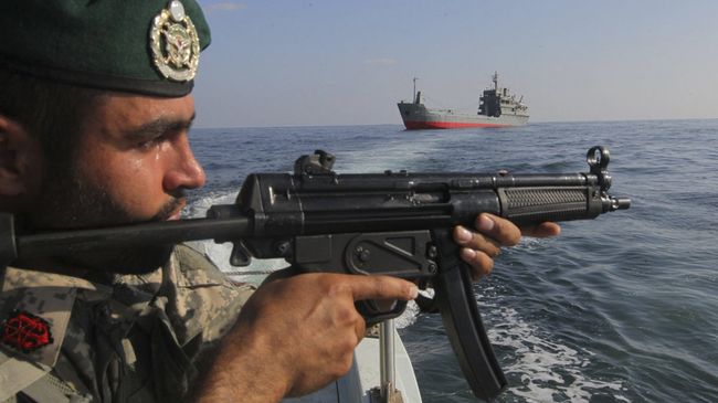 Иранский военный в Ормузском проливе