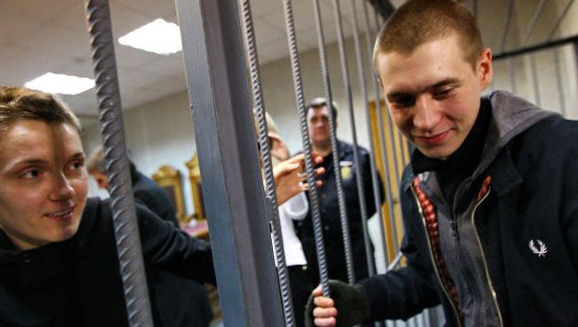 Активист движения Другая Россия Дмитрий Путенихин, плеснувший водой в прокурора после оглашения приговора по делу о беспорядках на Манежной площади, с супругой (справа налево) в зале заседаний Тверского суда Активист движения Другая Россия Дмитрий Путенихин, плеснувший водой в прокурора после оглашения приговора по делу о беспорядках на Манежной площади, с супругой (справа налево) в зале заседаний Тверского суда