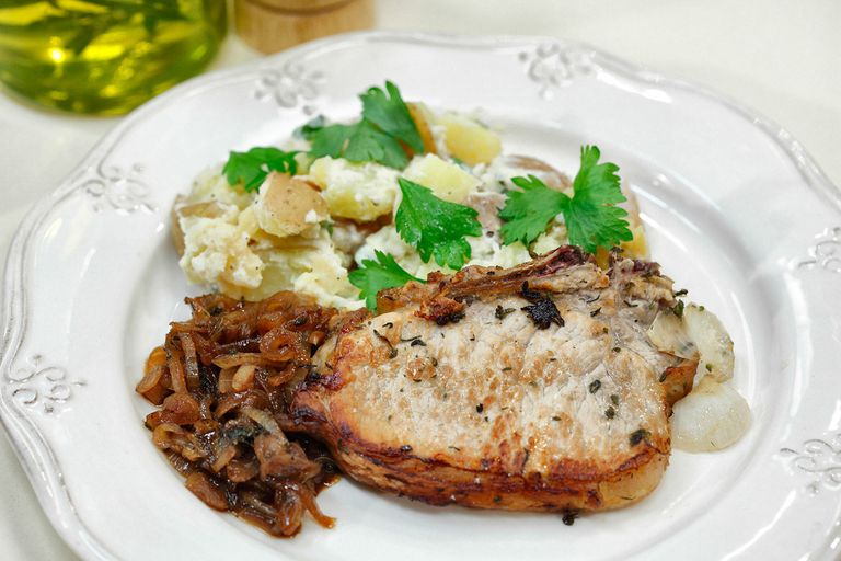Свинина, маринованная в квасе, с салатом из картофеля, яблок и хрена