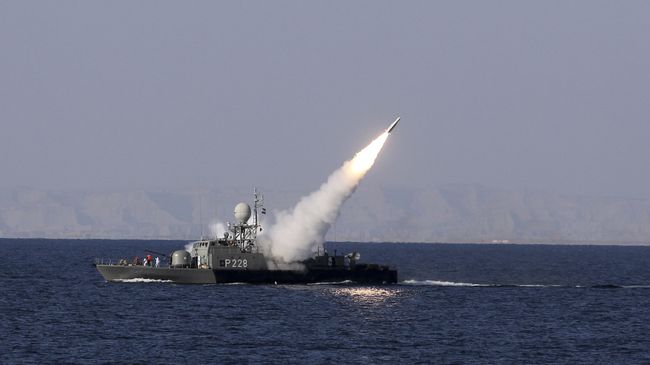 Испытания ракет во время учений ВМС Ирана в Персидском заливе