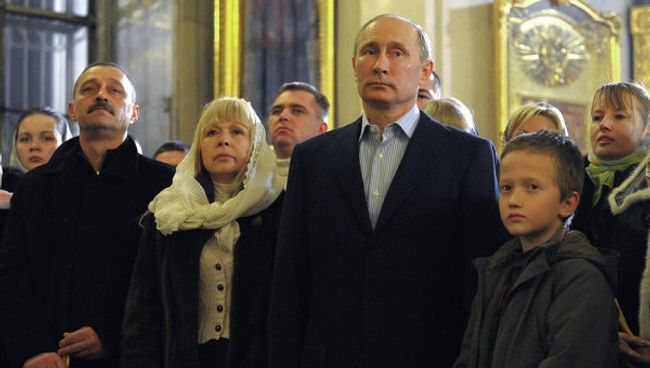 Премьер-министр РФ В.Путин на Рождественском богослужении в Спасо-Преображенском соборе Петербурга