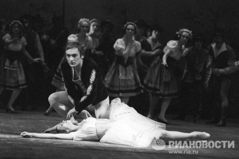 Л. И. Семеняка и М. Л. Лавровский в балете Жизель Л. И. Семеняка и М. Л. Лавровский в балете Жизель