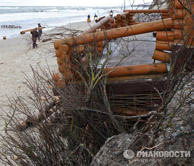 На пляже в Зеленоградске разрушены сезонные кафе На пляже в Зеленоградске разрушены сезонные кафе
