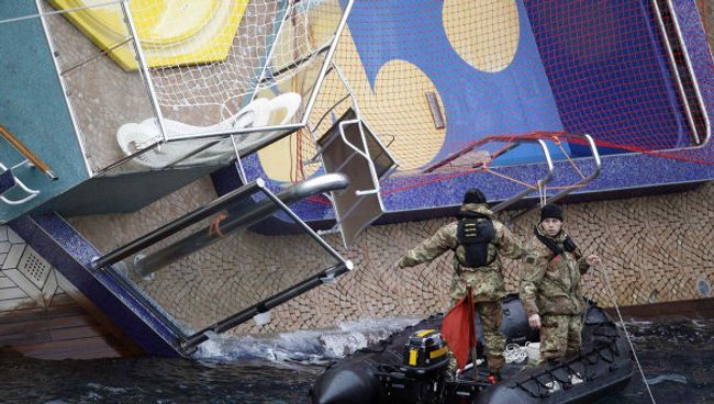Спасательные работы на затонувшем у берегов Италии лайнере Costa Concordia Спасательные работы на затонувшем у берегов Италии лайнере Costa Concordia