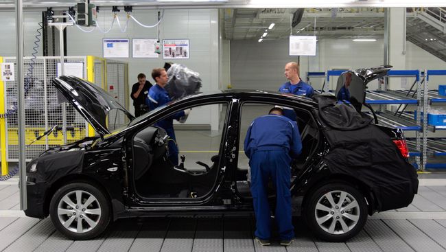 Работа на главном конвеере по производству автомобилей Hyundai Solaris на заводе компании Хендэ Мотор Мануфактуринг Рус. Архив