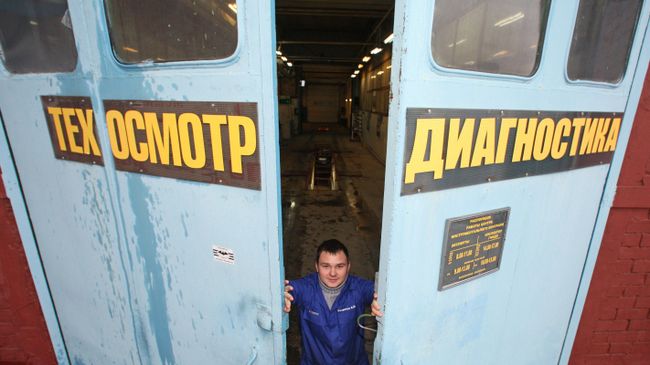 Технический осмотр автомобилей в Калининграде. Архивное фото Технический осмотр автомобилей в Калининграде. Архивное фото