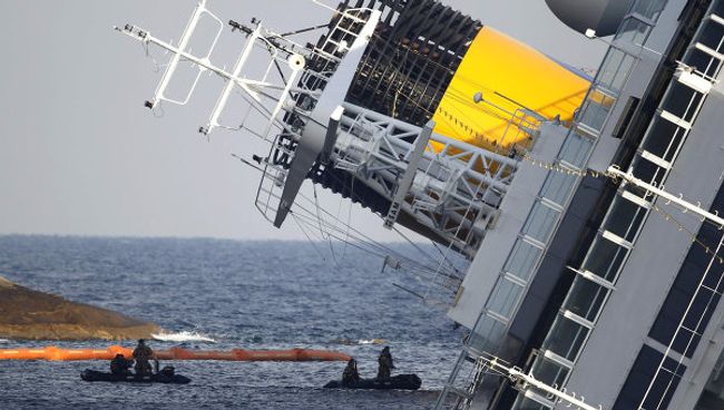 Затонувший у берегов Италии лайнер Costa Concordia Затонувший у берегов Италии лайнер Costa Concordia