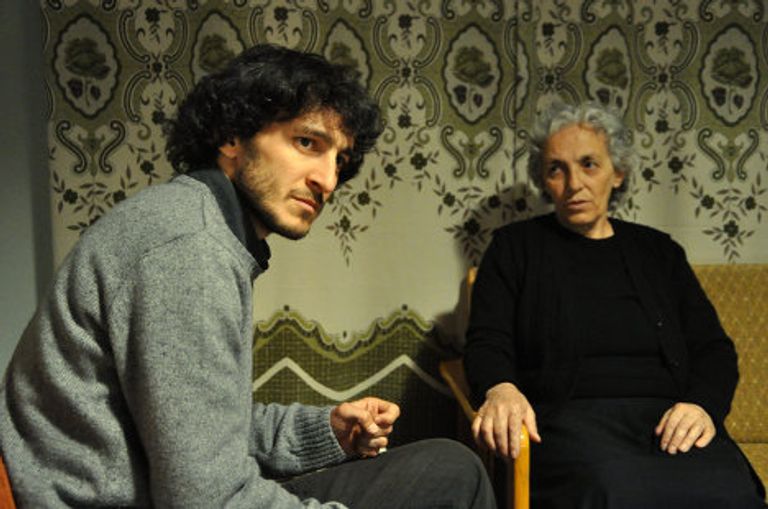 Кадр из фильма Голос моего отца (Voice of My Father) Орхана Эксикоя (Orhan Eskikoy) и Зейнела Догана (Zeynel Dogan) Кадр из фильма Голос моего отца (Voice of My Father) Орхана Эксикоя (Orhan Eskikoy) и Зейнела Догана (Zeynel Dogan)
