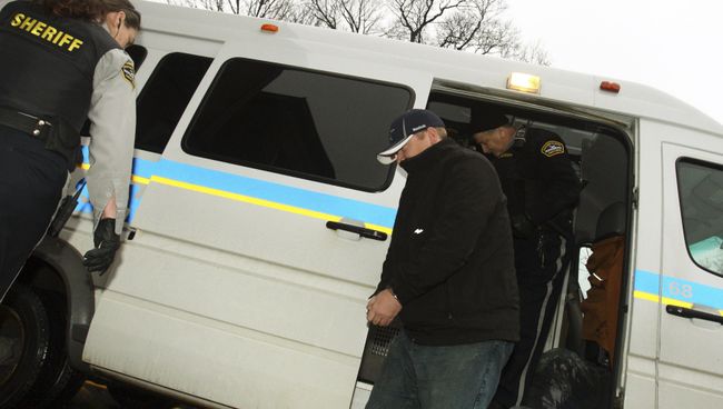 Офицер Джеффри Пол Дилайл у здания суда в Галифаксе