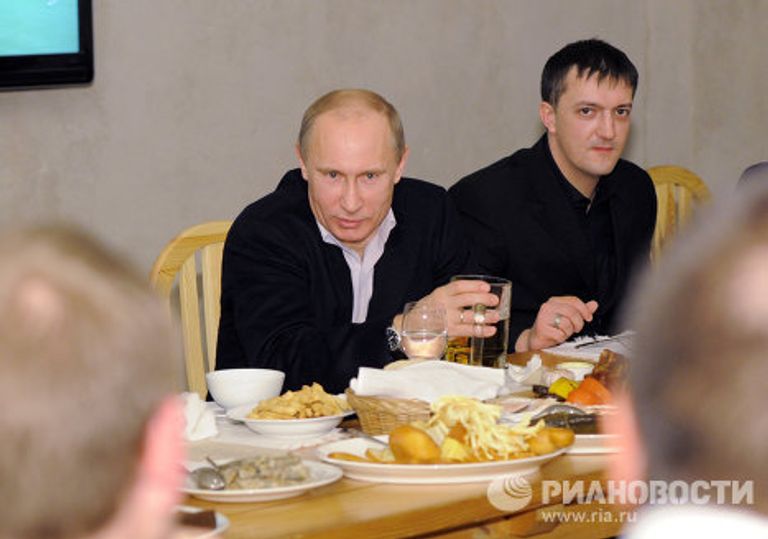 Премьер-министр РФ В.Путин провел неформальную встречу с футбольными болельщиками Премьер-министр РФ В.Путин провел неформальную встречу с футбольными болельщиками