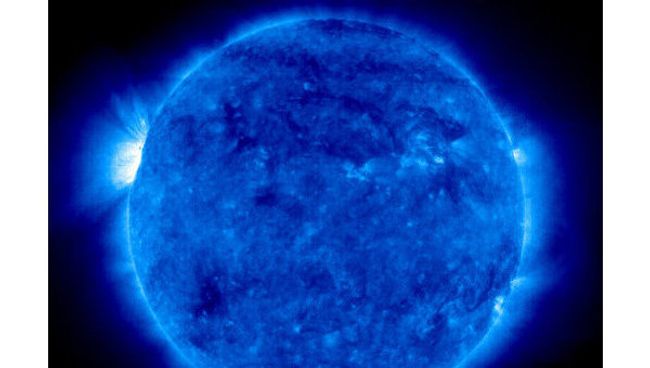 Солнце по данным спутника SOHO, слева видна яркая активная область Солнце по данным спутника SOHO, слева видна яркая активная область