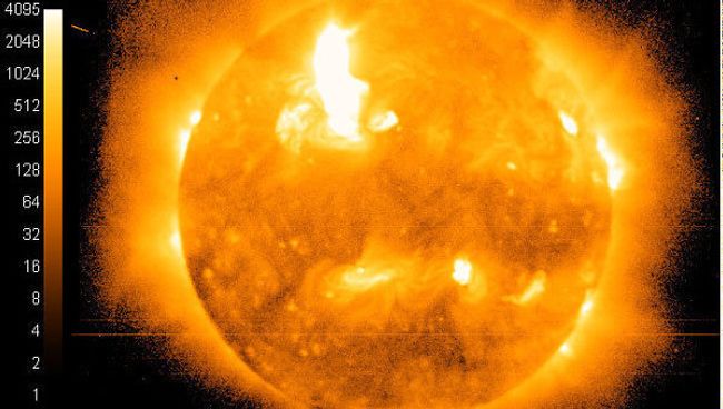 Изображение Солнца в рентгеновском диапазоне со спутника GOES-15 в момент вспышки 19 октября 2011 года Изображение Солнца в рентгеновском диапазоне со спутника GOES-15 в момент вспышки 19 октября 2011 года