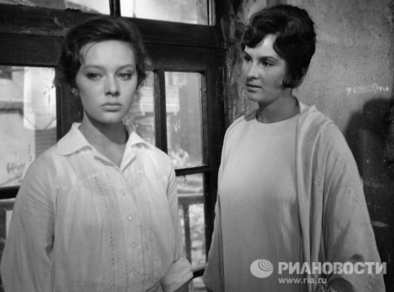 Людмила Савельева и Татьяна Ткач в фильме «Бег» Людмила Савельева и Татьяна Ткач в фильме «Бег»