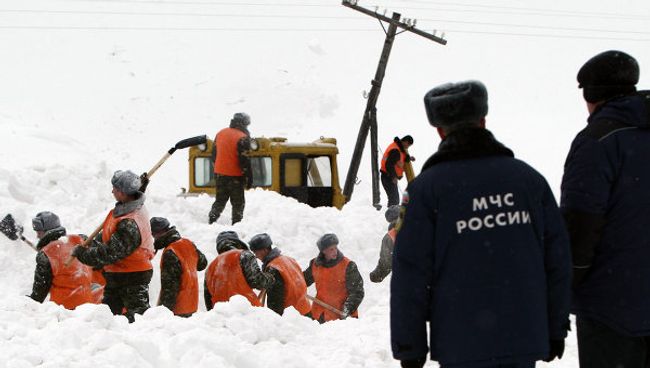 Расчистка дороги при сходе снежной лавины. Архивное фото