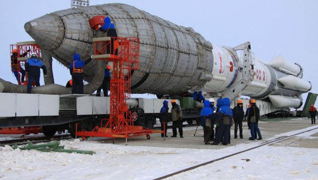 Подготовка к пуску ракеты Протон-М со спутником SES-4 (NSS-14). Архив