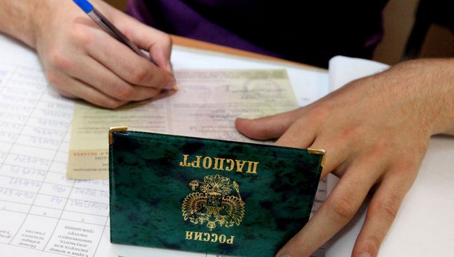 Выдача открепительных удостоверений для участия в выборах. Архивное фото Выдача открепительных удостоверений для участия в выборах. Архивное фото