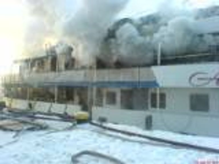 Теплоход Анна Ахматова горит в Подмосковье Теплоход Анна Ахматова горит в Подмосковье