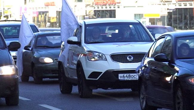 Сотни машин с белыми ленточками на Садовом кольце в Москве