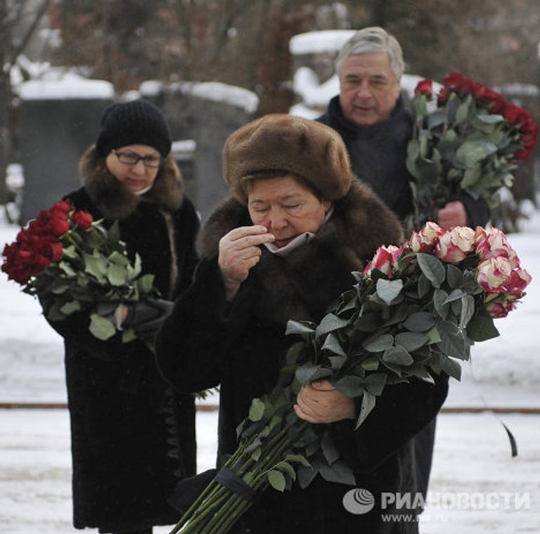 Возложение цветов и венков к могиле Б.Ельцина Возложение цветов и венков к могиле Б.Ельцина