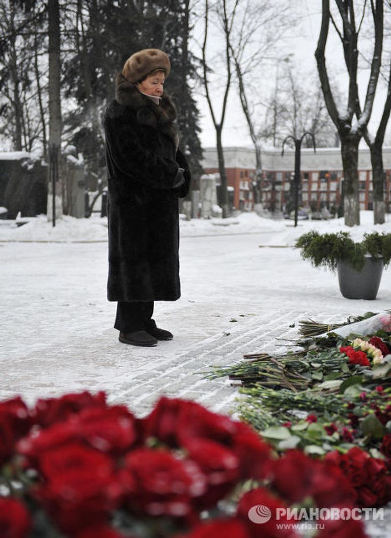 Возложение цветов и венков к могиле Б.Ельцина Возложение цветов и венков к могиле Б.Ельцина
