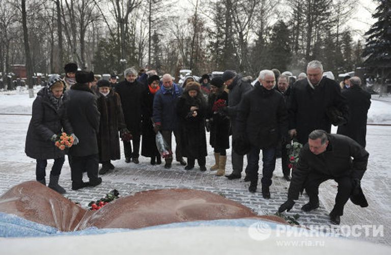 Возложение цветов и венков к могиле Б.Ельцина Возложение цветов и венков к могиле Б.Ельцина