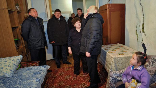 Премьер-министр РФ В.Путин посетил поселок Роза у Коркинского разреза Премьер-министр РФ В.Путин посетил поселок Роза у Коркинского разреза