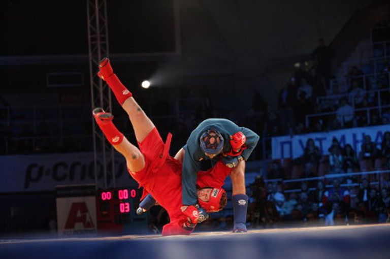 Федор Емельяненко (сверху) и Александр Емельяненко Федор Емельяненко (сверху) и Александр Емельяненко