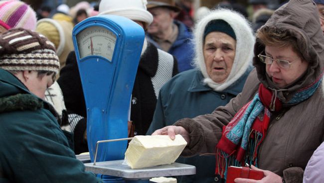 Пенсионеры делают покупки на рынке. Архив Пенсионеры делают покупки на рынке. Архив