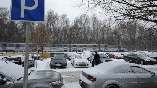 Перехватывающая парковка метрополитена. Архивное фото Перехватывающая парковка метрополитена. Архивное фото