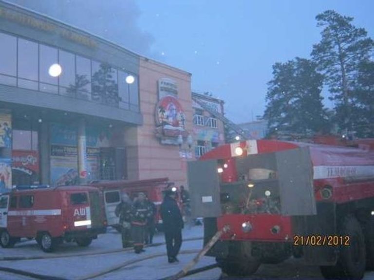 Пожар в торговом центре в Лесосибирске Красноярского края Пожар в торговом центре в Лесосибирске Красноярского края