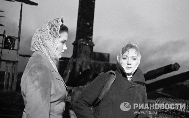Актрисы Людмила Касаткина и Изольда Извицкая на съемках фильма Вызываем огонь на себя Актрисы Людмила Касаткина и Изольда Извицкая на съемках фильма Вызываем огонь на себя