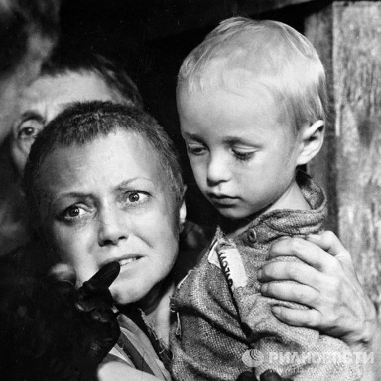 Актриса Л. Касаткина в роли Зинаиды Воробьевой в фильме С. Колосова Помни имя свое Актриса Л. Касаткина в роли Зинаиды Воробьевой в фильме С. Колосова Помни имя свое