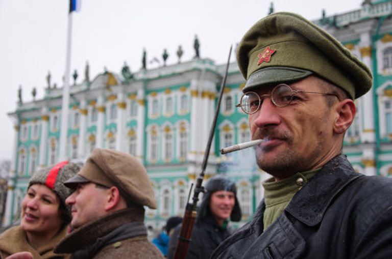 В День защитника отечества в Петербурге штурмовали Зимний дворец В День защитника отечества в Петербурге штурмовали Зимний дворец