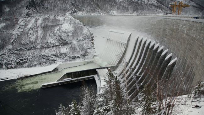 Из-за тридцатиградусных морозов часть плотины Саяно-Шушенской ГЭС покрылась льдом.