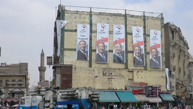 Плакаты с портретом Амра Мусы на площади Атаба в Каире. Архив