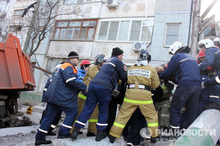 В Астрахани из-за взрыва газа обрушился подъезд жилого дома В Астрахани из-за взрыва газа обрушился подъезд жилого дома