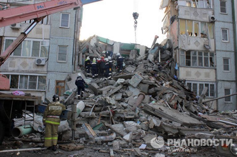 В Астрахани из-за взрыва газа обрушился подъезд жилого дома В Астрахани из-за взрыва газа обрушился подъезд жилого дома