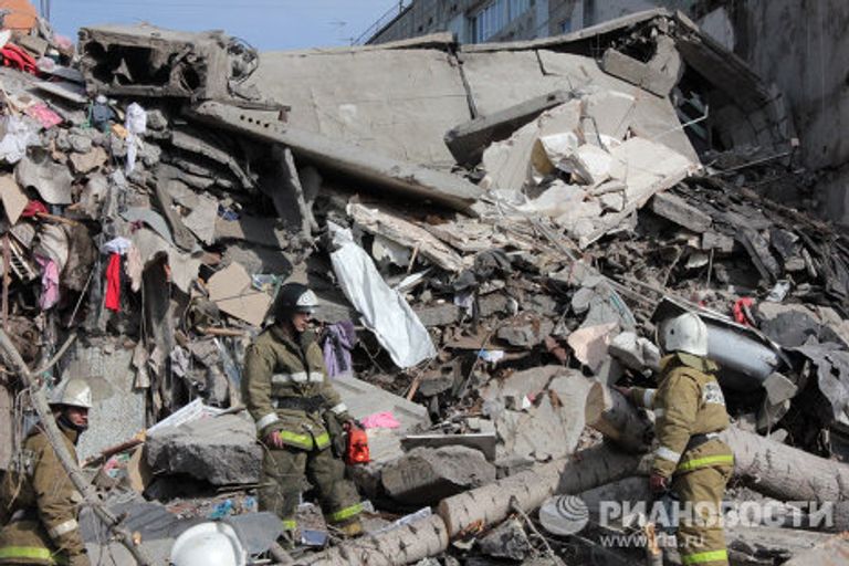 В Астрахани из-за взрыва газа обрушился подъезд жилого дома В Астрахани из-за взрыва газа обрушился подъезд жилого дома
