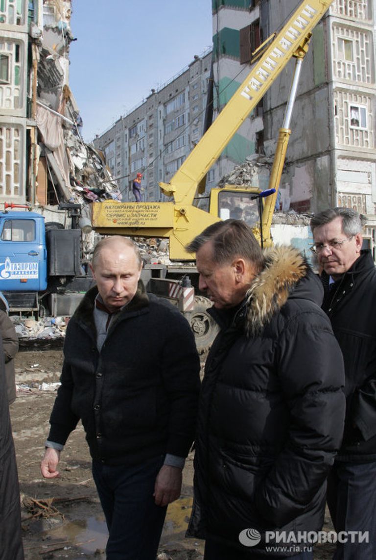 Премьер-министр РФ В.Путин побывал у частично обрушевшегося дома в Астрахани Премьер-министр РФ В.Путин побывал у частично обрушевшегося дома в Астрахани