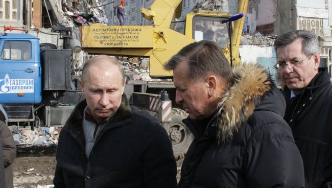 Премьер-министр РФ В.Путин побывал у частично обрушевшегося дома в Астрахани
