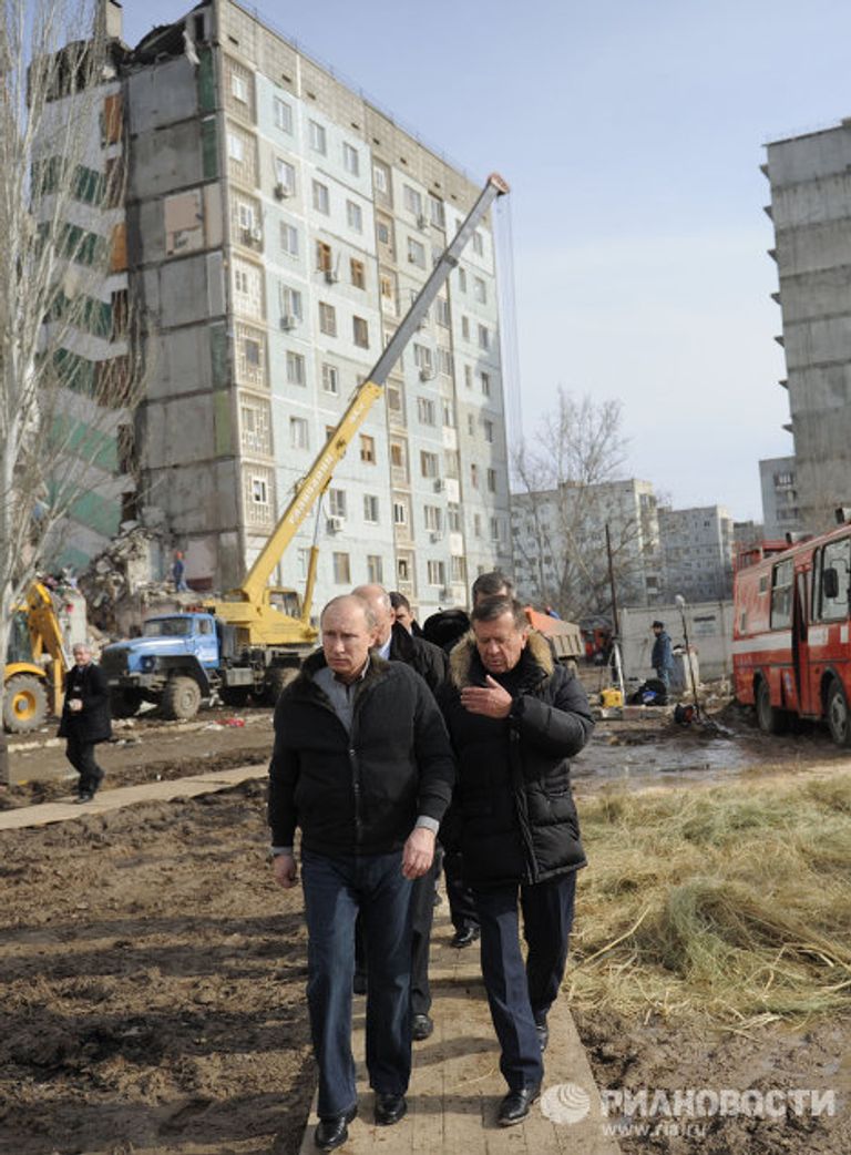 Премьер-министр РФ В.Путин побывал у частично обрушевшегося дома в Астрахани Премьер-министр РФ В.Путин побывал у частично обрушевшегося дома в Астрахани