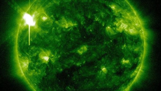 Рентгеновская вспышка класса X1.1 на Солнце 5 марта 2012 года (у левого верхнего края диска) Рентгеновская вспышка класса X1.1 на Солнце 5 марта 2012 года (у левого верхнего края диска)