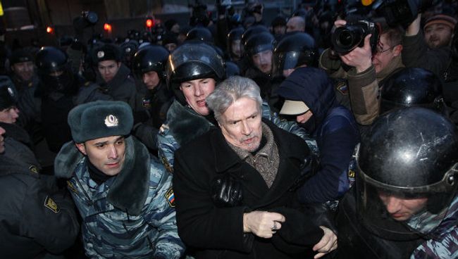 Полицейские задерживают лидера Другой России Эдуарда Лимонова на Лубянской площади