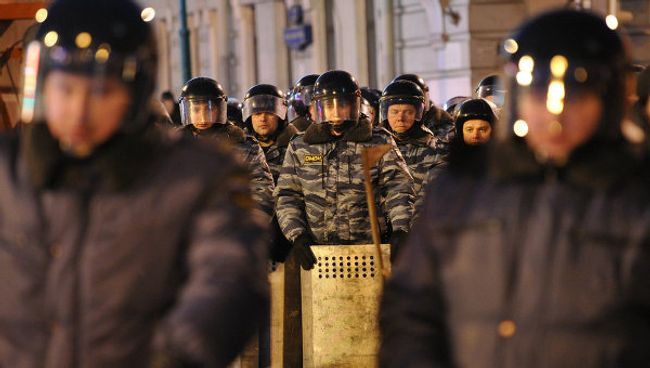 Сотрудники правоохранительных органов на на Пушкинской площади