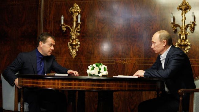 Встреча Д. Медведева и В. Путина. Архивное фото Встреча Д. Медведева и В. Путина. Архивное фото